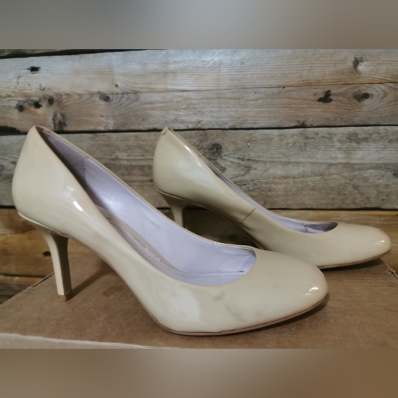 Vince Camuto Patent Beige Sariah Heels size 6.5 - Picture 3 of 14